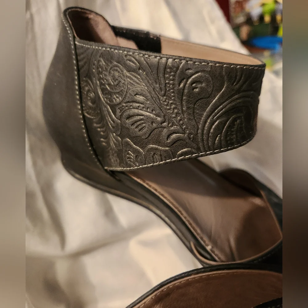 Anesha Leather Embossed Black Strap Sandles W EU 39 - Picture 2 of 6